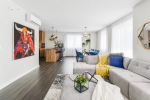 salon - vue cuisine - condo modèle - Skyblu - condos à vendre - Mirabel